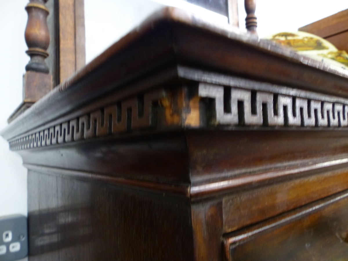 A GEORGE III MAHOGANY CHEST ON CHEST OF TWO SHORT, SIX LONG GRADUATED DRAWERS ON SHAPED BRACKET - Image 15 of 22