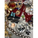 SILVER JEWELLERY, COSTUME JEWELLERY, WATCHES AND COLLECTABLES TO INCLUDE A SILVER EMOZIONI BEADED