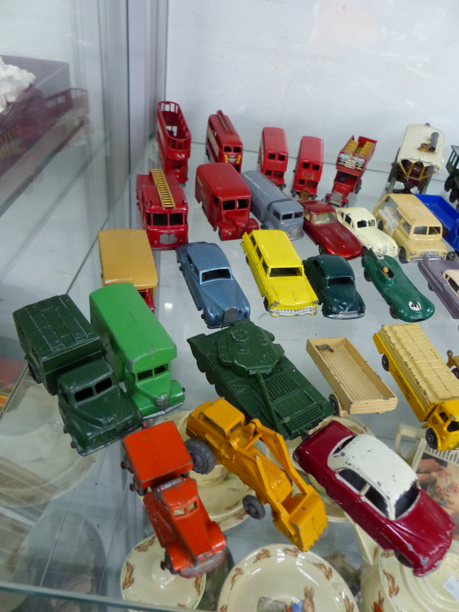 A LARGE COLLECTION MINIATURE DIE CAST LESNEY, MATCHBOX AND OTHER DIE CAST VEHICLES AND ACCESSORIES. - Image 2 of 6