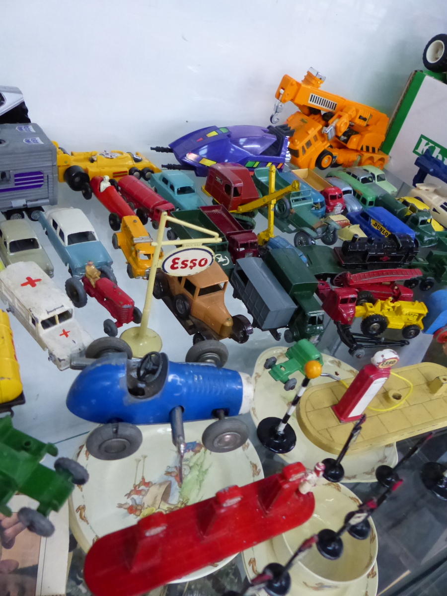 A LARGE COLLECTION MINIATURE DIE CAST LESNEY, MATCHBOX AND OTHER DIE CAST VEHICLES AND ACCESSORIES. - Image 4 of 6