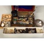 A WOODEN JEWELLERY CASKET CONTAINING A COLLECTION OF VINTAGE JEWELLERY AND COLLECTABLES TO INCLUDE
