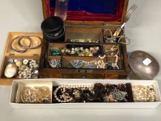 A WOODEN JEWELLERY CASKET CONTAINING A COLLECTION OF VINTAGE JEWELLERY AND COLLECTABLES TO INCLUDE