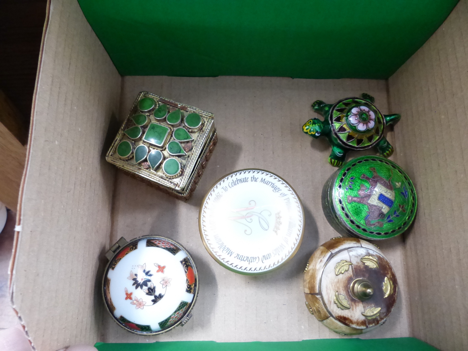 FIVE VARIOUS TRINKET BOXES TO INCLUDE ASIVER AND ENAMEL EXAMPLE