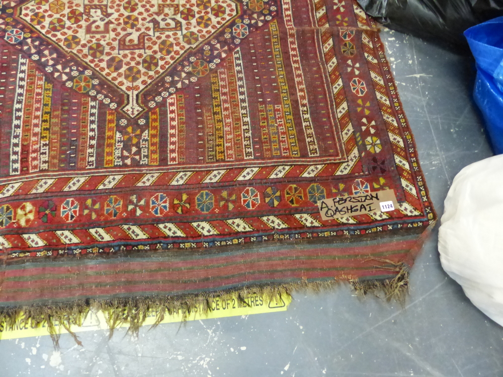 AN ANTIQUE PERSIAN QASHQAI RUG, 226 134cms. - Image 3 of 15