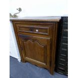 A SMALL FRENCH OAK COUNTRY SIDE CABINET.