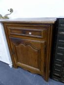 A SMALL FRENCH OAK COUNTRY SIDE CABINET.