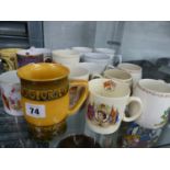 A WM. MOORCROFT GEORGE V JUBILEE TANKARD, AND A QUANTITY OF OTHER COMMEMORATIVE MUGS.