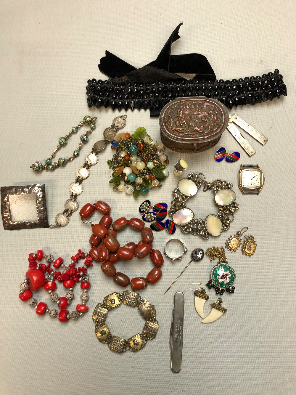 A SELECTION OF ANTIQUE AND VINTAGE JEWELLERY TO INCLUDE A PIETRA DURA STICK PIN, AN ART NOUVEAU