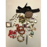 A SELECTION OF ANTIQUE AND VINTAGE JEWELLERY TO INCLUDE A PIETRA DURA STICK PIN, AN ART NOUVEAU
