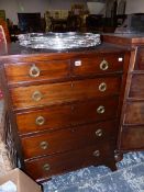 A SMALL GEORGIAN STYLE MAHOGANY CHEST OF DRAWERS.