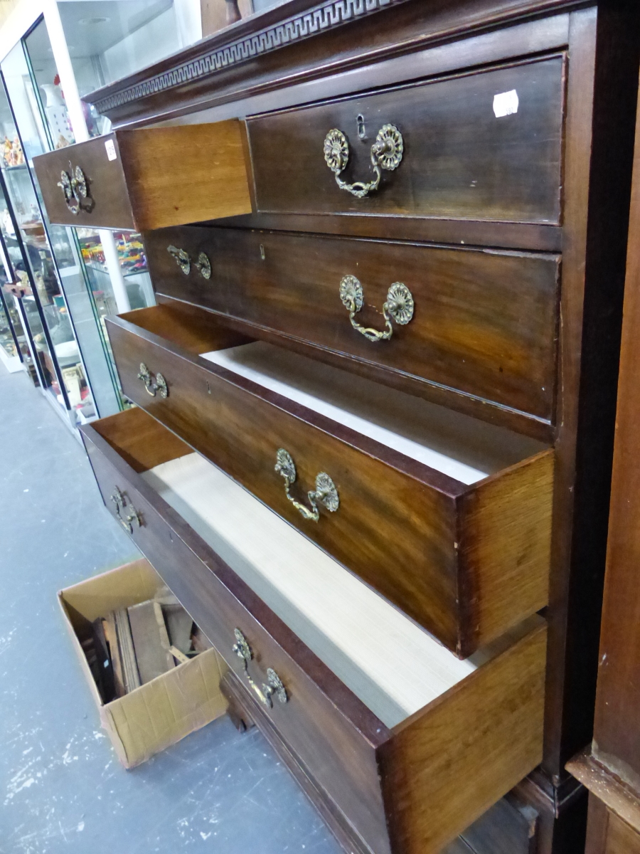 A GEORGE III MAHOGANY CHEST ON CHEST OF TWO SHORT, SIX LONG GRADUATED DRAWERS ON SHAPED BRACKET - Image 11 of 22