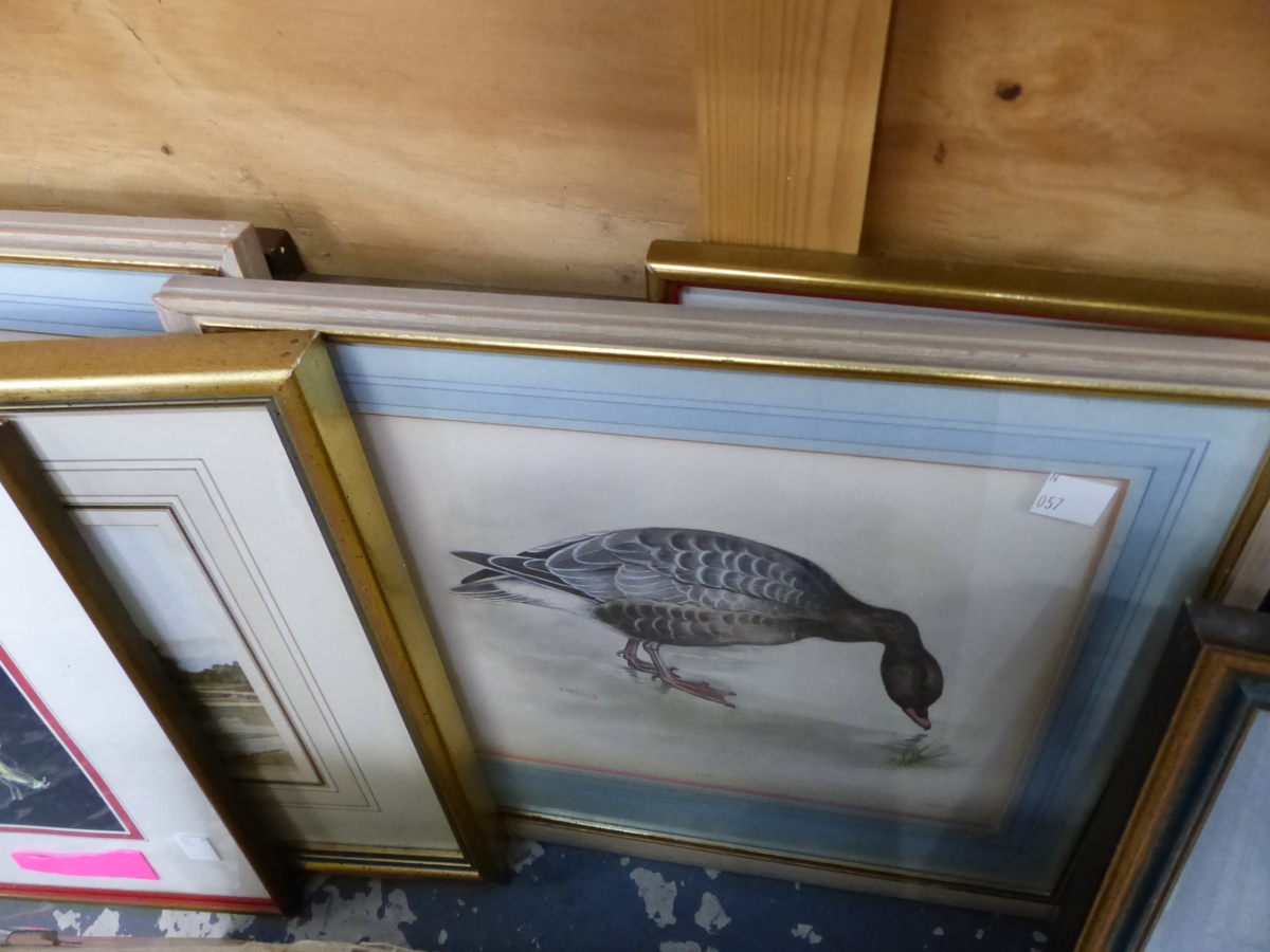 A LARGE COLLECTION OF FURNISHING PICTURES TO INCLUDE VARIOUS WATERCOLOURS ANTIQUE PRINTS, A FRAMED - Image 10 of 11