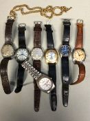 SEVEN GENTLEMAN'S VINTAGE WRISTWATCHES AND ONE MODERN AND A GOLD PLATED CURB CHAIN AND T-BAR, TO