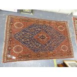 AN ANTIQUE PERSIAN QASHQAI RUG, 194 X 121cms.