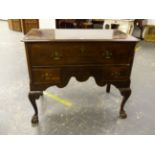 AN ANTIQUE MAHOGANY LOWBOY CHEST OF ONE LONG DEED DRAWER OVER TWO SMALL DRAWERS WITH SHAPED FRIEZE