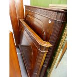 AN EARLY 20th C. MAHOGANY AND INLAID SINGLE BED ON SHORT CARVED CABRIOLE LEGS, COMPLETE WITH SIDE