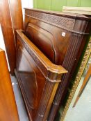 AN EARLY 20th C. MAHOGANY AND INLAID SINGLE BED ON SHORT CARVED CABRIOLE LEGS, COMPLETE WITH SIDE
