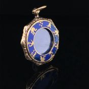AN EARLY 20th C. 9ct GOLD AND ENAMEL HINGED LOCKET FOB, WITH A FLORAL ENGRAVED BACK PLATE.