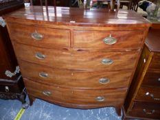 AN EARLY 19th C. MAHOGANY BOW FRONT CHEST OF TWO SHORT AND THREE LONG DRAWERS. W 106 X D 51 X H