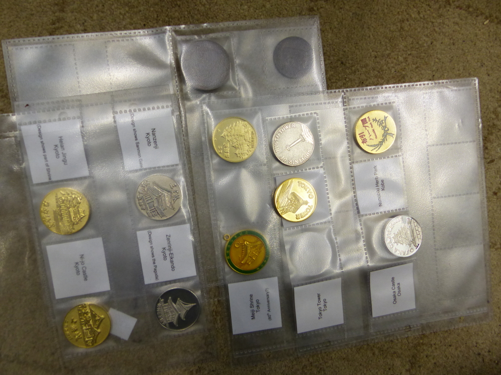 A QUANTITY OF VARIOUS COLLECTORS COIN INC. A LARGE NUMBER OF £1 AND £2 COINS, COLLECTORS CARDS TO - Image 27 of 32