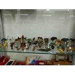 A QUANTITY OF DIE CAST FIGURES AND ANIMALS MOSTLY ZOO AND FARMYARD EXAMPLES.