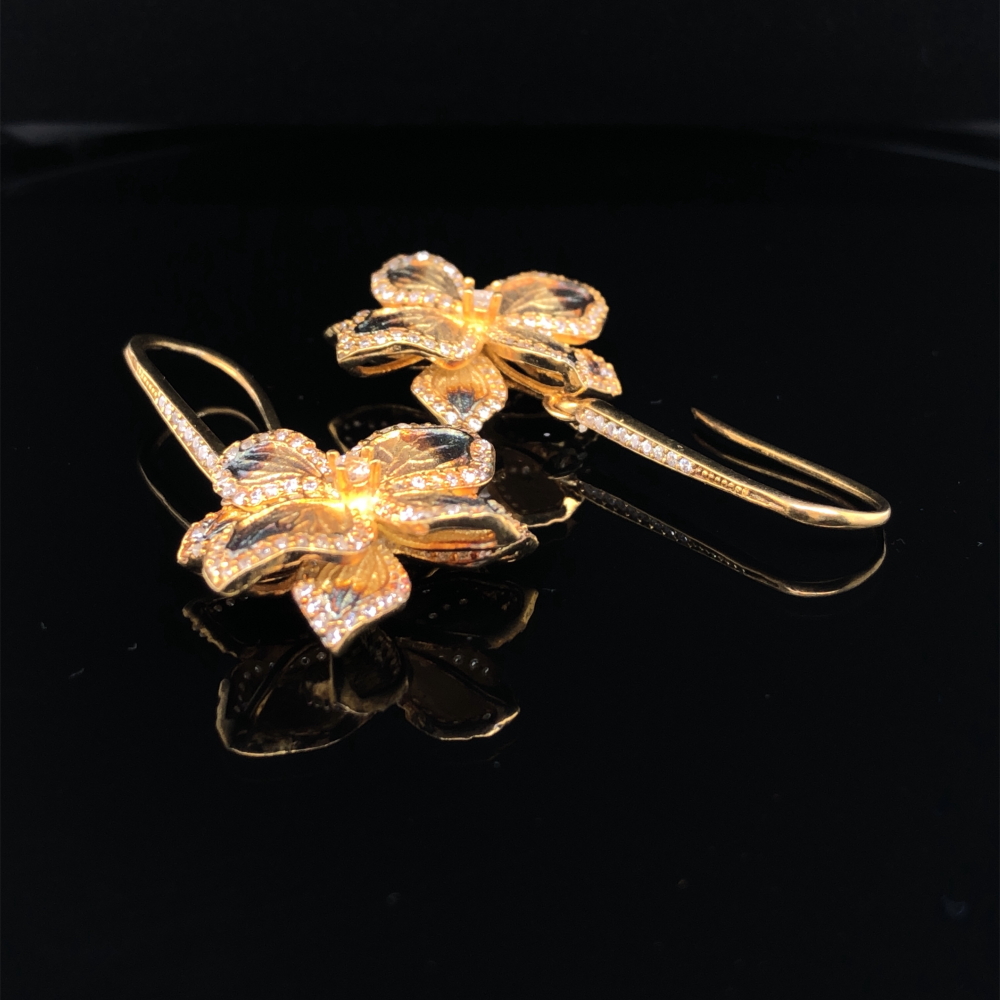 A PAIR OF SILVER GILT ORNATE STONE SET TEXTURED FINISH FLORAL DROP EARRINGS, ON SILVER GILT STONE - Image 6 of 6