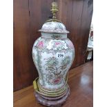 AN ORIENTAL STYLE TABLE LAMP.