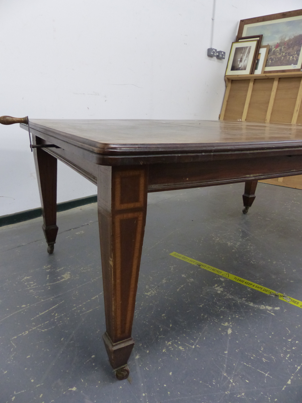 A LATE VICTORIAN / EDWARDIAN MAHOGANY AND INLAID WIND OUT EXTENDING DINING TABLE ON SQUARE TAPERED - Image 3 of 7