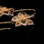 A PAIR OF SILVER GILT ORNATE STONE SET TEXTURED FINISH FLORAL DROP EARRINGS, ON SILVER GILT STONE