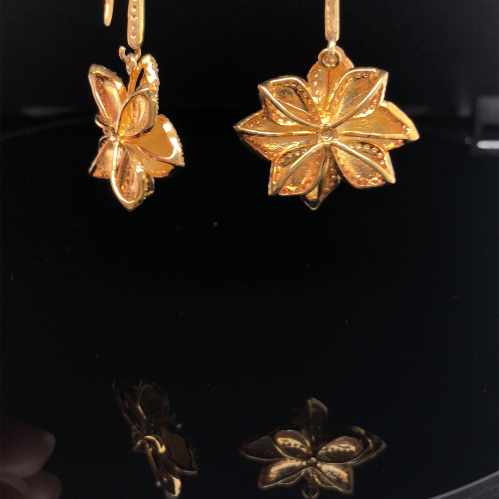 A PAIR OF SILVER GILT ORNATE STONE SET TEXTURED FINISH FLORAL DROP EARRINGS, ON SILVER GILT STONE - Image 4 of 6