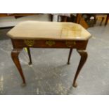 A GEORGE III OAK SIDE TABLE WITH SINGLE DRAWER STANDING ON SHAPED CABRIOLE LEGS WITH PAD FEET W 80 X