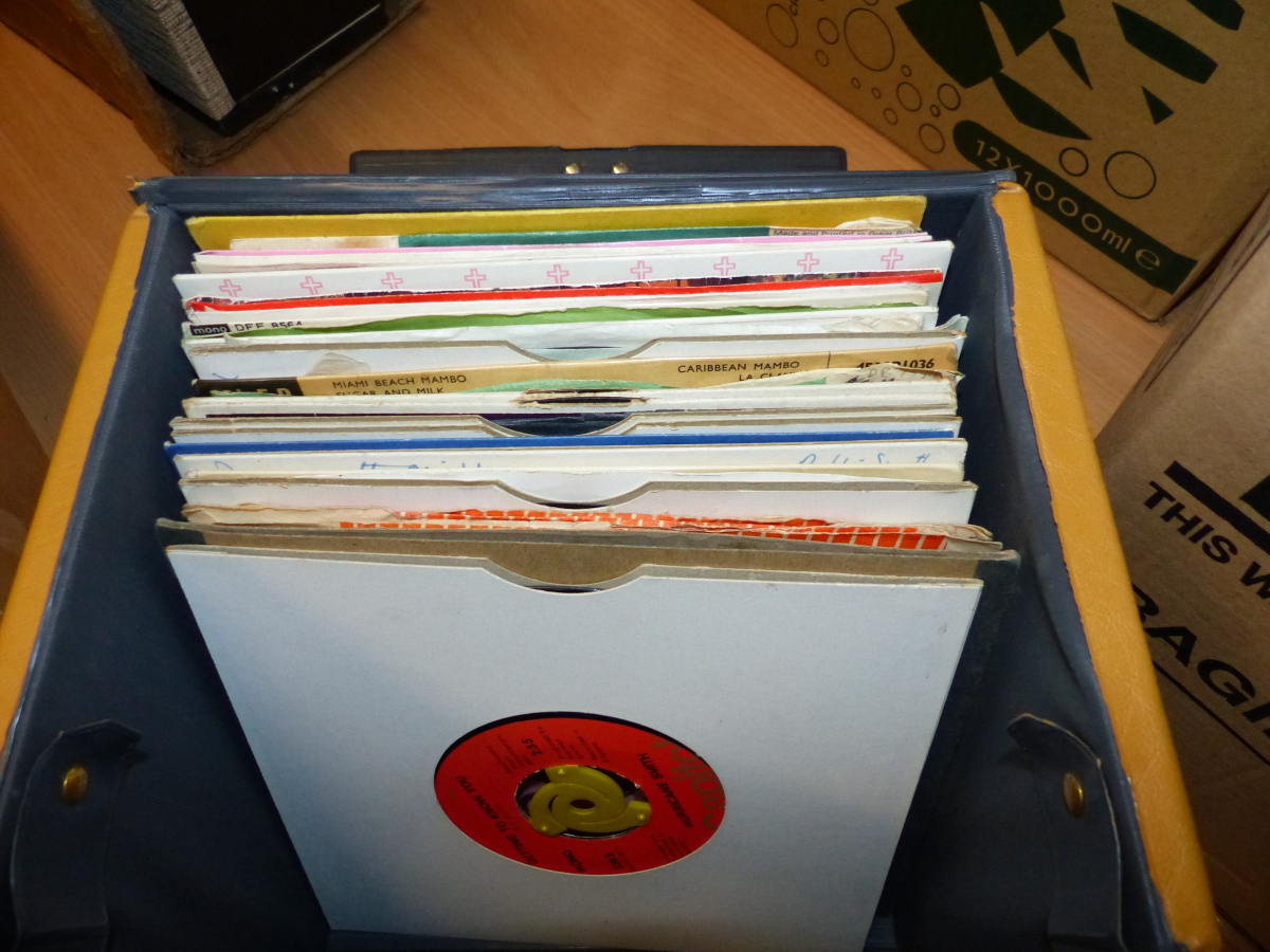 APPROX 30 7 INCH SINGLES MAINLY 1960/70/80 CONTAINED IN A CONTEMPORARY BOX. - Image 13 of 13