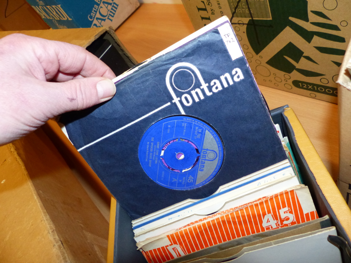 APPROX 30 7 INCH SINGLES MAINLY 1960/70/80 CONTAINED IN A CONTEMPORARY BOX. - Image 6 of 13