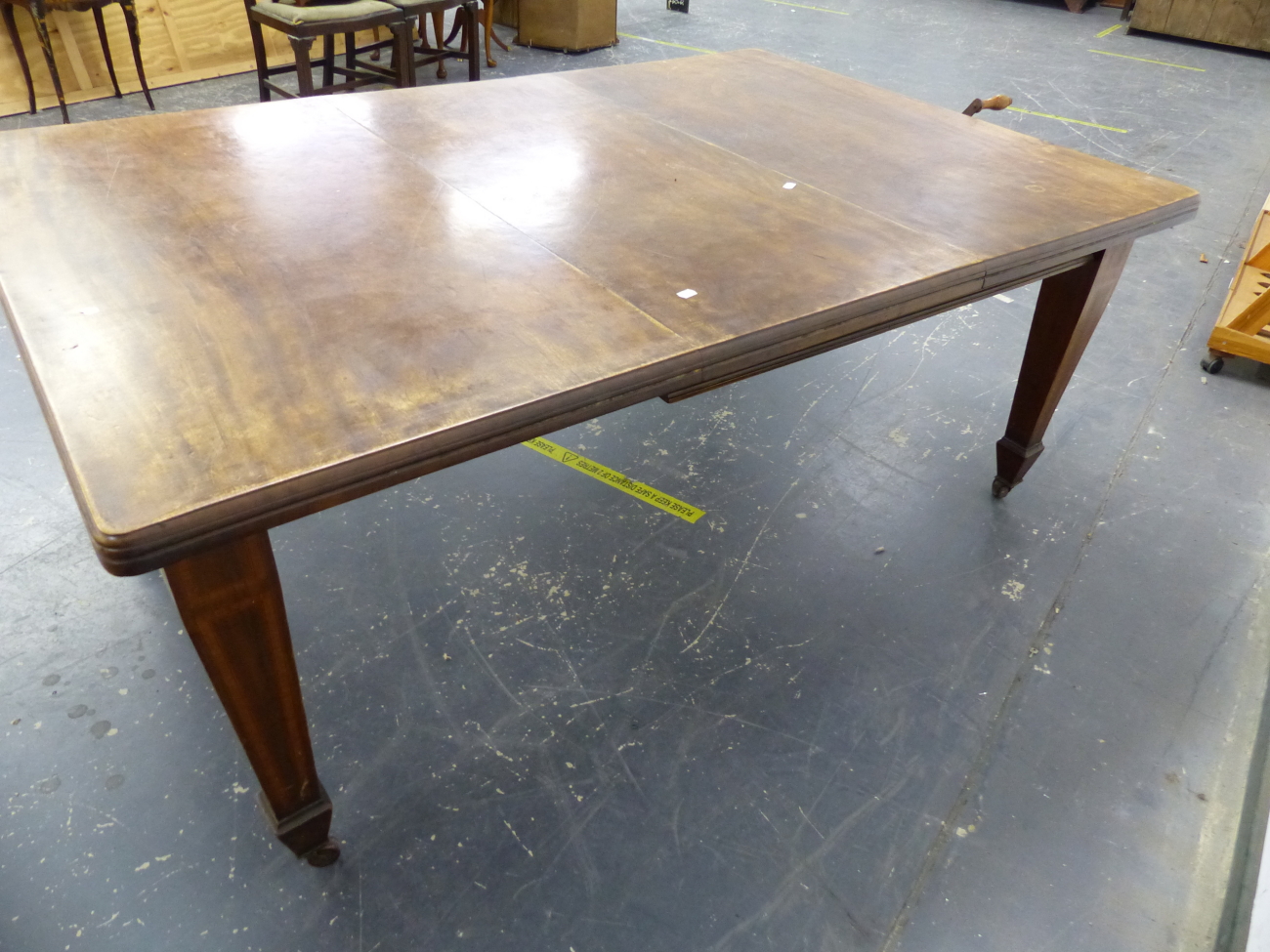 A LATE VICTORIAN / EDWARDIAN MAHOGANY AND INLAID WIND OUT EXTENDING DINING TABLE ON SQUARE TAPERED - Image 7 of 7