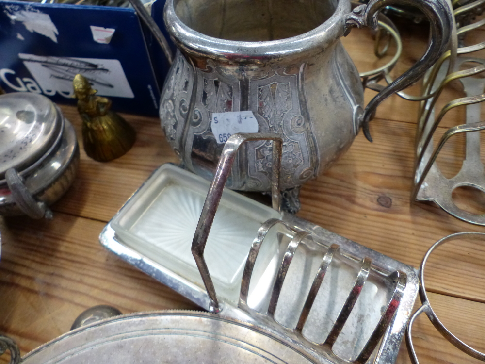 A SILVER PLATED TEA SET AND OTHER PLATED WARES. - Image 5 of 5