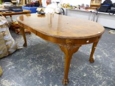 A QUEEN ANNE STYLE WALNUT EXTENDING DINING TABLE.