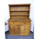 AN ANTIQUE PINE KITCHEN DRESSER. W 125 X D 55 X H 175cms.