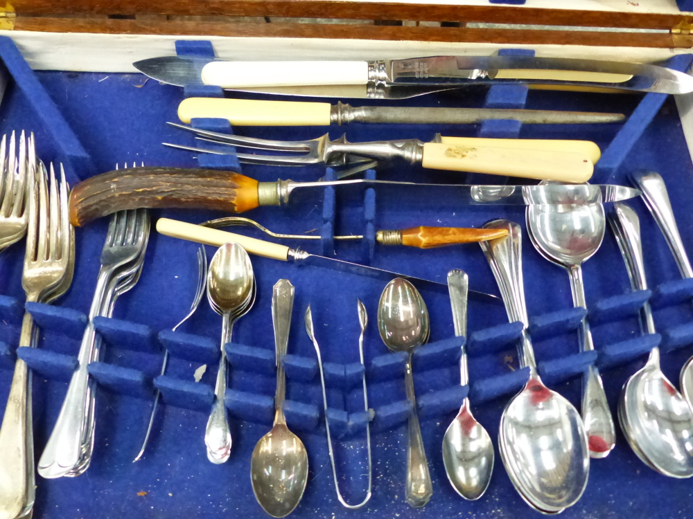 A PART SET PLATED CANTEEN OF CUTLERY ON A FITTED OAK TWO TIER STAND. - Image 2 of 3