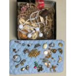 A QUANTITY OF VINTAGE AND MODERN COSTUME JEWELLERY TO INCLUDE BEADS, NECKLETS, BROOCHES, ETC.