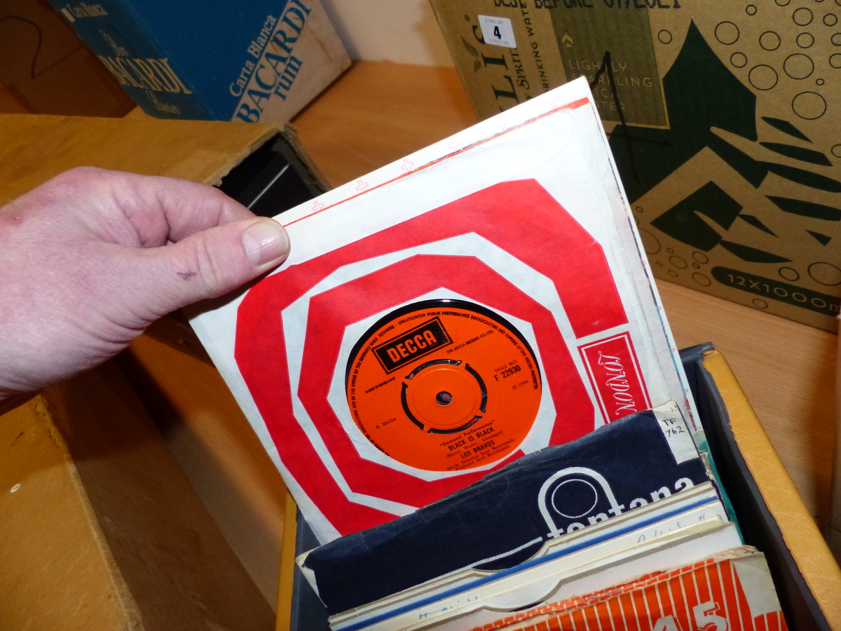 APPROX 30 7 INCH SINGLES MAINLY 1960/70/80 CONTAINED IN A CONTEMPORARY BOX. - Image 9 of 13