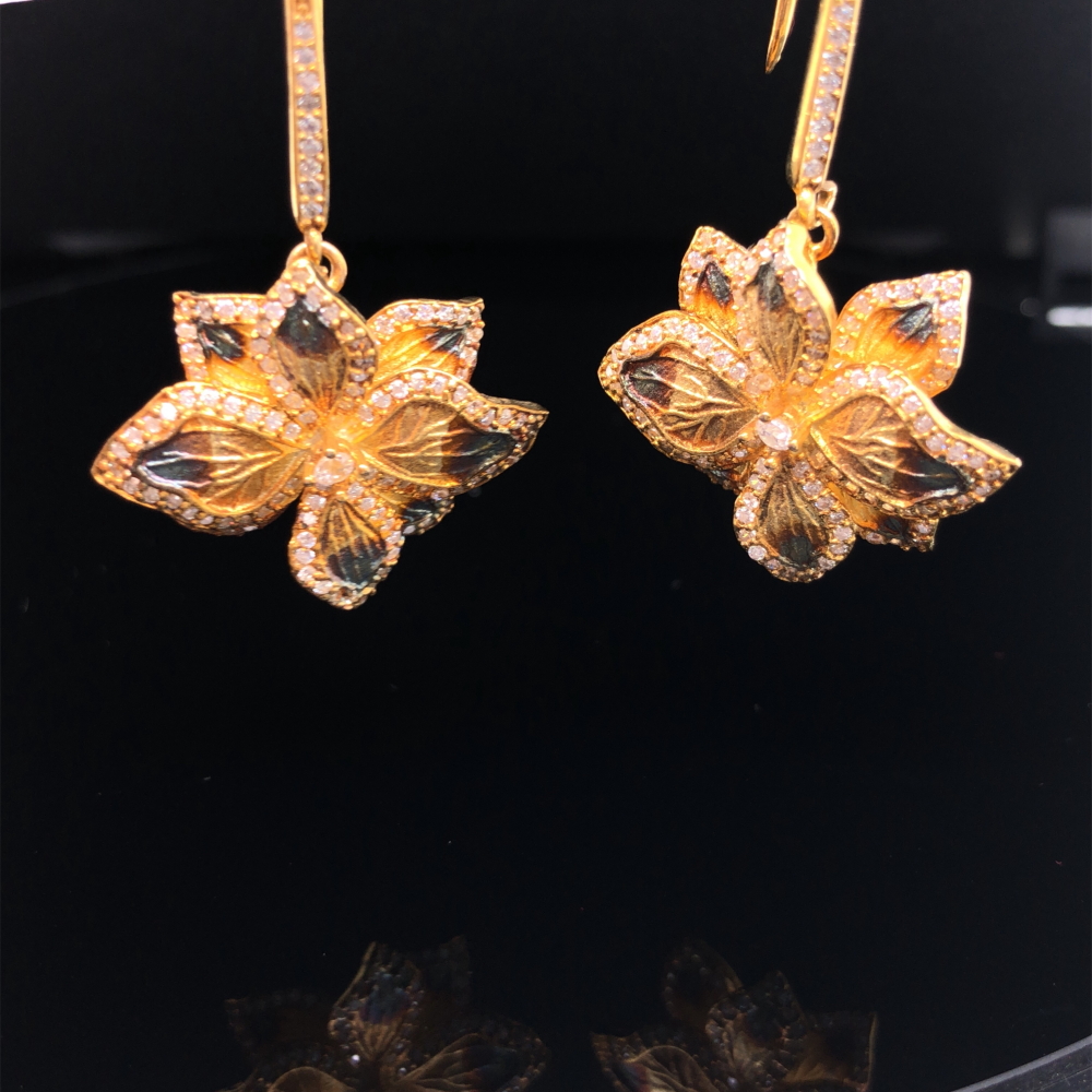 A PAIR OF SILVER GILT ORNATE STONE SET TEXTURED FINISH FLORAL DROP EARRINGS, ON SILVER GILT STONE - Image 3 of 6