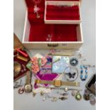 A VINTAGE JEWELLERY BOX AND CONTENTS TO INCLUDE AN ACCURIST, A HUNTANA, AND A AVIA OLYMPIC 17 JEWELS