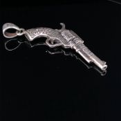 A SILVER PISTOL PENDANT, WITH ROTATING CYLINDER. APPROX 5cms long, (2").