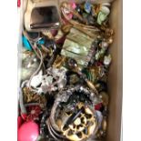 A LARGE QUANTITY OF VINTAGE AND MODERN JEWELLERY TO INCLUDE SILVER AND COSTUME PIECES, WATCHES ETC.