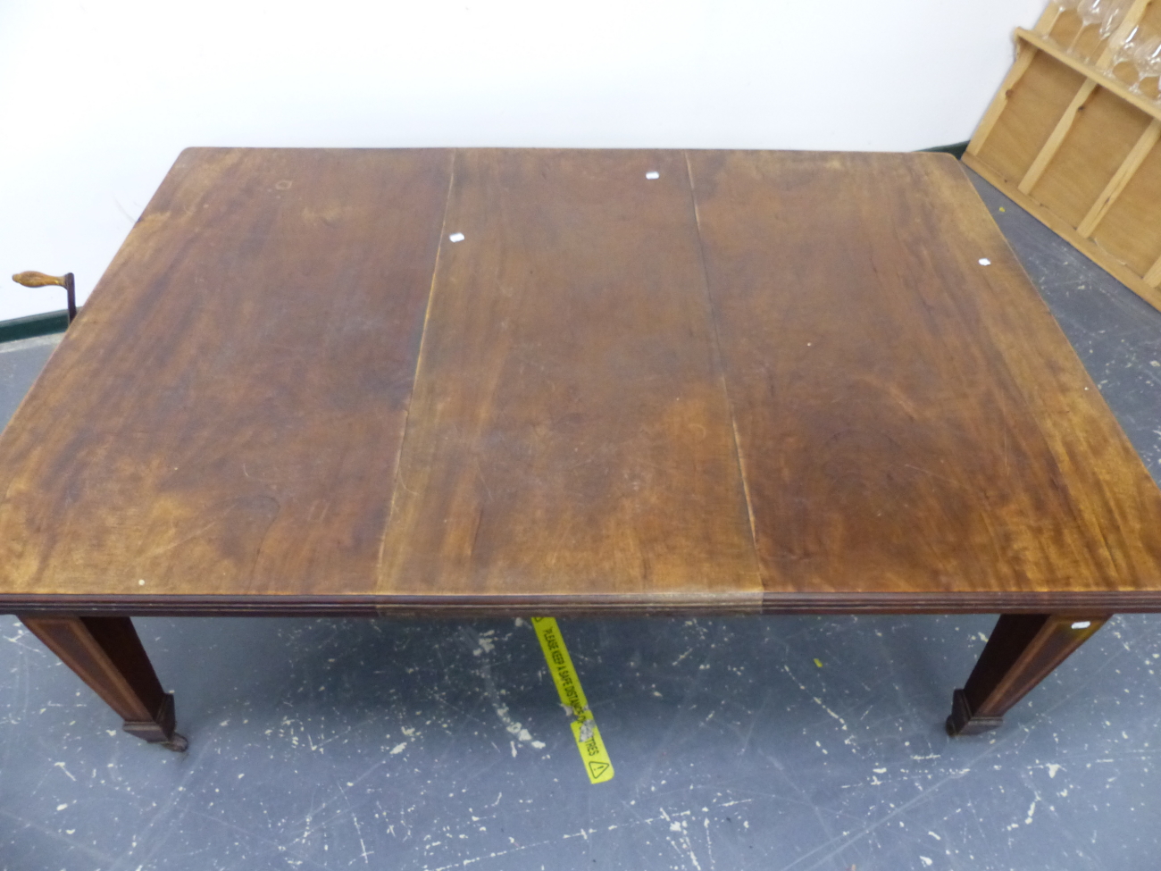 A LATE VICTORIAN / EDWARDIAN MAHOGANY AND INLAID WIND OUT EXTENDING DINING TABLE ON SQUARE TAPERED - Image 2 of 7