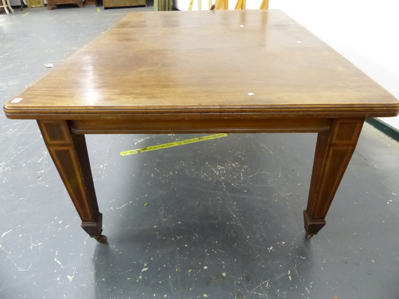 A LATE VICTORIAN / EDWARDIAN MAHOGANY AND INLAID WIND OUT EXTENDING DINING TABLE ON SQUARE TAPERED - Image 6 of 7