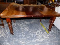 A VICTORIAN MAHOGANY WIND OUT DINING TABLE ON TURNED LEGS. W 151 X D 107 X H 73cms. INCLUDING SINGLE