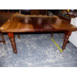 A VICTORIAN MAHOGANY WIND OUT DINING TABLE ON TURNED LEGS. W 151 X D 107 X H 73cms. INCLUDING SINGLE