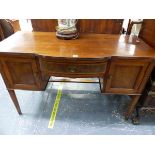 A SMALL MAHOGANY DRESSING TABLE TOGETHER WITH A LARGE GILT FRAME BEVELLED EDGE MIRROR.