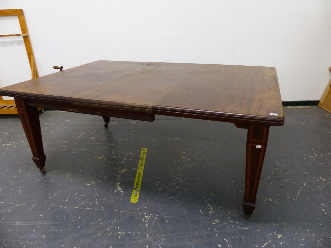 A LATE VICTORIAN / EDWARDIAN MAHOGANY AND INLAID WIND OUT EXTENDING DINING TABLE ON SQUARE TAPERED